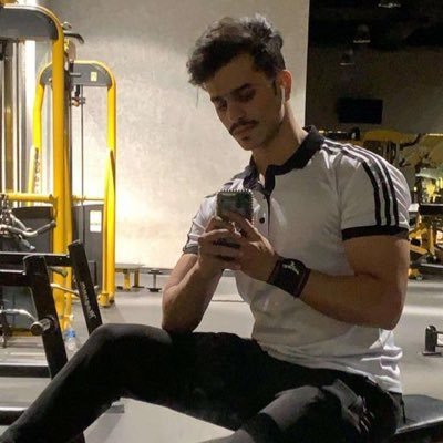 ثقيـلةَ طـبع مايلفـتني خفــيفينَ العقـول♥️♥️،!!