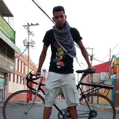 Venezolano, Valenciano que intenta redescubrir su ciudad armado de una cámara y una bici.. Mecánico de bicicletas y a veces técnico en ecografías..