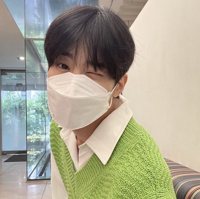 ⠀⠀ eu e o sejun andando de mãos dadas