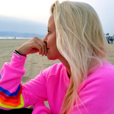 📍 LA; previously IN, CHI, NYC
👏🏽 Living authentically to unlock inner joy
🤓 Bringing tech to life @ Golin
💃🏼 Endurance swimmer turned 4x marathoner