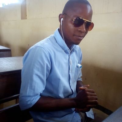Je suis un étudiant de la faculté des lettres science de l'information et de communication à l'Université de Kisangani.