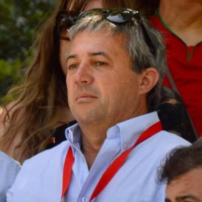 Gestor, Benfiquista, toco piano e falo francês.