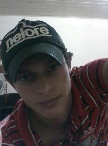 Namorando, estudante, projetista, feliz e amante de carros.