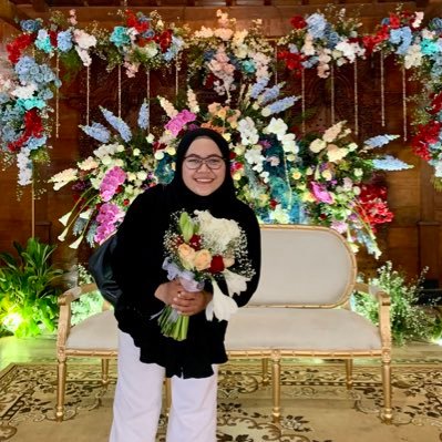 ysaraigge's profile picture. Makhluk Allah yang masih Belajar. Mantan Mahasiswa Arsitektur yg sekarang jadi Istri, Pegawai swasta, Pedagang yg Hobinya Bermimpi sambil mencoba merealisasi!
