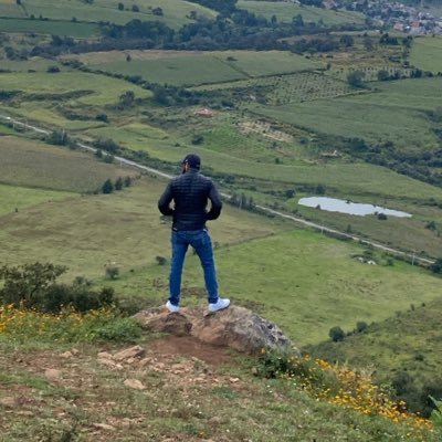 me gusta viajar libre de equipaje 🧳, leo por vocación y cuestionó por diversión .