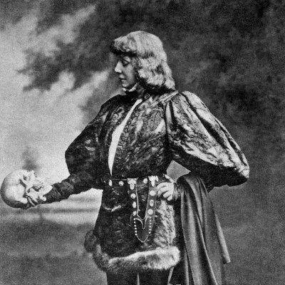 therealxionia's profile picture. reading hamlet rn