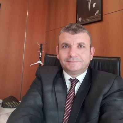 Vatansever iktisatçı. Boğaziçi Ekonomi (BA), Marmara İktisat Politikası (MA), Kadir Has Finans-Bankacılık (PhD).