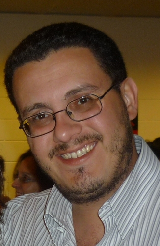 Doutor em História pela Universidade do Estado do Rio de Janeiro e professor da rede municipal de ensino.