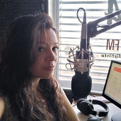 MI FAMILIA: MI REFUGIO.
PERIODISTA.
LA RADIO MI PASIÓN.
LA BUENA VIBRA MI SECRETO 🙌
Soy una mujer con suerte y siempre trabajo para que siga siendo así 😉