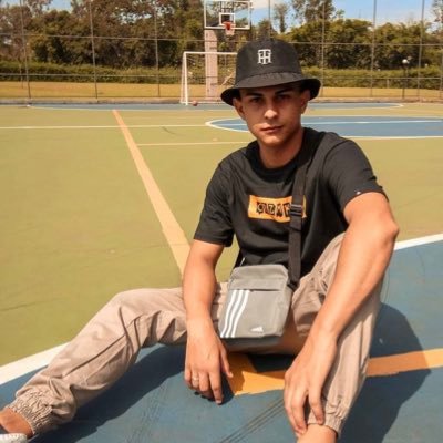 YouTuber +400k de inscritos. Quero fazer o meu melhor, dia após dia! E jogo uns jogos aí