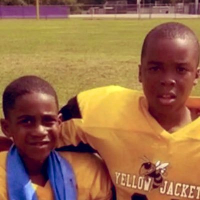 Von 2/8/22🕊💫💛 (13-9❤️)football🏈⭐️- basketball🏀⭐️ #23 (6.3-205 RB,WR) 2023