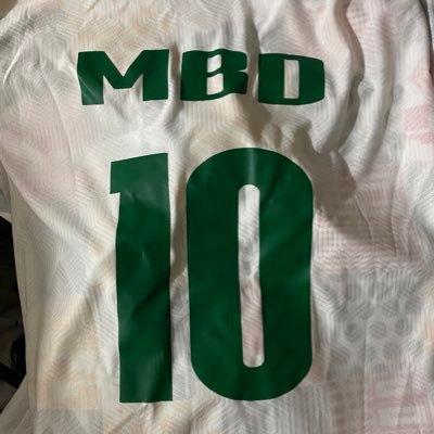 Chui spéciale parce que j'aime aider les gens et discuter. go follow @immo_mbd & @accessoires294