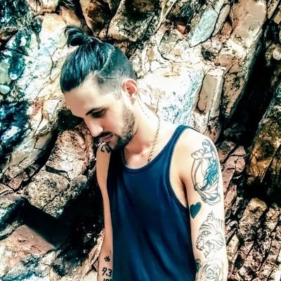 Mi mundo es un sueño en el cielo ...es un presente al dormir...no existen dudas ni complejos ..es una eternidad bajo el manto de lo que escribo..🖤♥️