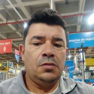 Toda la felicidad en el mundo viene de pensar en los demás. Todo los conflictos vienen de pensar en uno mismo