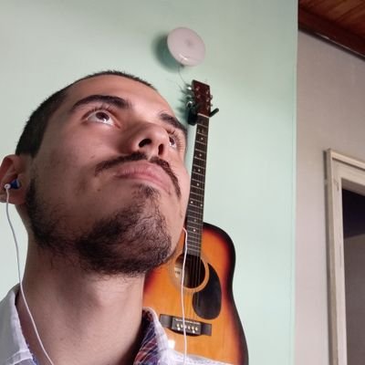 Melómano, amante del ocio incomprendido y abusador en serie del UwU (¿Se supone que ponga alguna mondá interesante acá?)