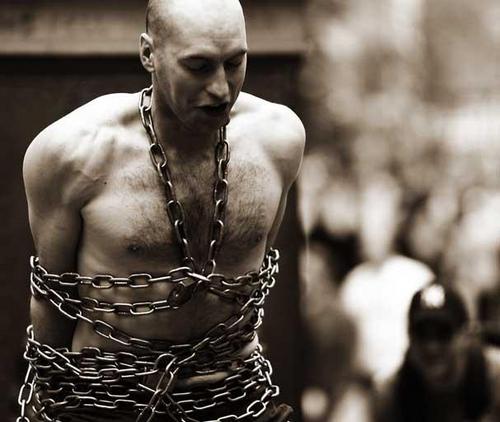 Street Performer, Escapologist and Corporate Entertainer Performing around the World