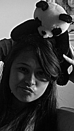 # Faço caretas. Falo muito. Rio à toa. Sou esquisita. Sou irritante. Sou exagerada. Sou assim e não mudaria por nada. 14,geminiana,chocolatra. Segue aee ' (;