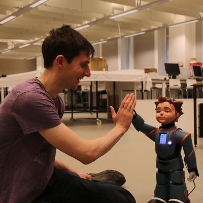 Dave is a Lecturer in HCI at @InfoSchoolSheff & Social Psychologist at @ShefRobotics
He writes about Social Robotics, Trust, & Parasocial Interaction.