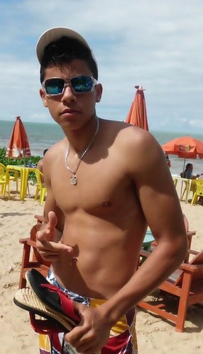Vivendo e aprendendo, fazendo e acontecendo. Na fé prevalecendo, sigo firme correndo.contato:willianl_safadinho10@hotmail.com