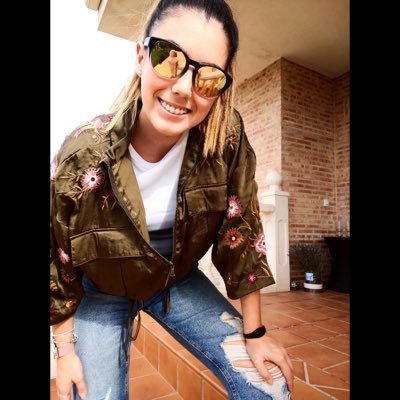 soniAlcu's profile picture. con un ojo abierto y el otro soñando 💛