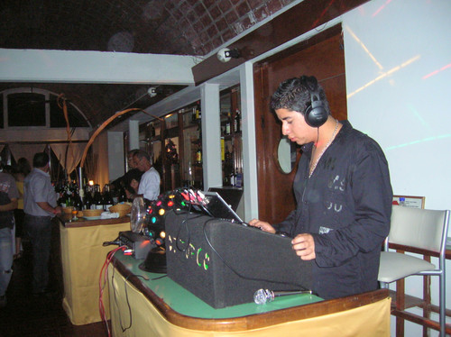 soy dj vivo en argentina bs as / necochea tngo 21 años me gusta todo tipo d musica , las fiestas , salir a boliche y pasarla bien jajaj