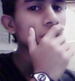 Bom!, eu sou um cara, sério, gentil, romântico, lindo, rico, poderoso, e só...
Há! sou mentiroso também ^^