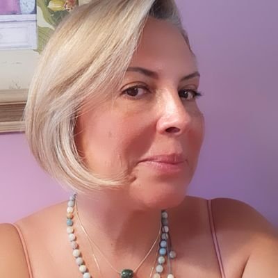 surmann_tania's profile picture. Às vezes ouço passar o vento; e só de ouvir o vento passar, vale a pena ter nascido.
Fernando Pessoa