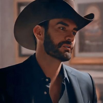 Um bom homem, atraente, másculo e independente. Diretor e herdeiro da Furia Productions. || #LaDobleVidaDeEstelaCarrillo