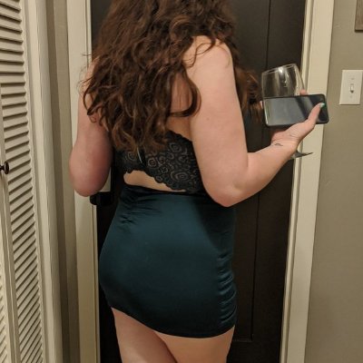 Macarena (31) & Alex (30) married couple. We want to meet new friends. RT our tweets if you want to meet us. We choose from those who RT and send DM. 💋