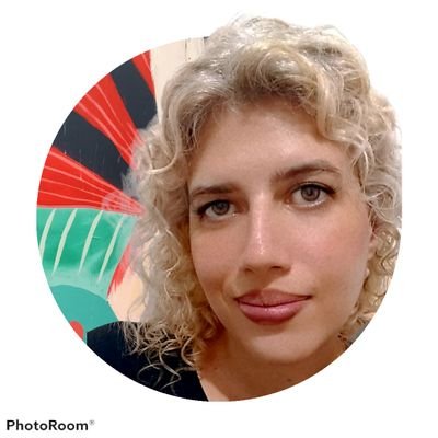 Millennial que vive de pizza, filmes e séries;
Atualmente uma webdesigner que quer viver de arte...