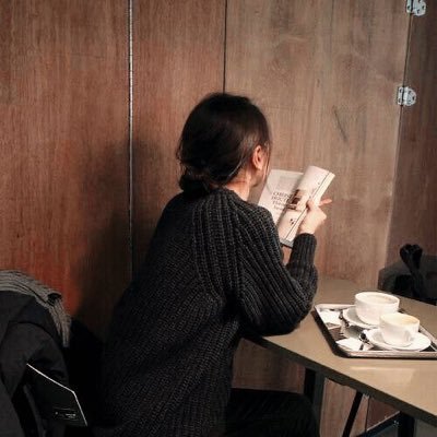 she/her ⋆ sff writer ⋆ future florist ⋆ swiftie ⋆ biggest flaw: french || storygraph: helloeva ⋆ cr: un bûcher sous la neige