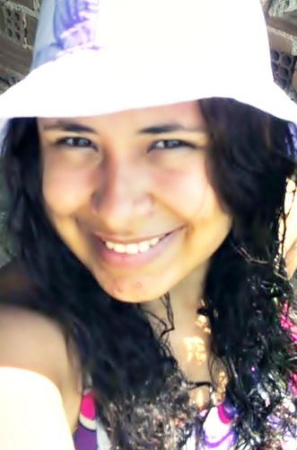 Ame a quem te ama, não a quem te sorri, pois quem te sorri te engana e quem te ama, sofre por ti.
