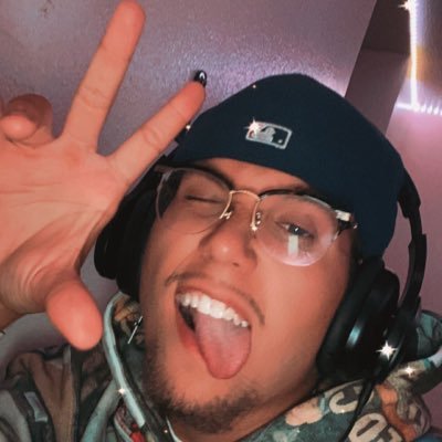 I play games and provide nothing but good vibes and laughter. Follow my twitch and join the wave!!!