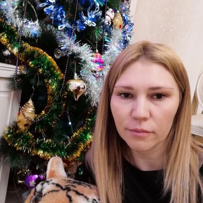 Жена и мама.
Когда в жизни идёт дождь- смотрю на радугу.
Если стало темно- ищу звёзды