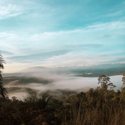 “Adapun tiga hal yang membinasakan itu adalah kekikiran yang ditaati, hawa nafsu yang diikuti dan ujub (kekaguman) seseorang terhadap dirinya sendiri.”