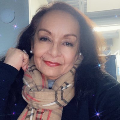 Mujer, madre y abuela. y bisabuela desde 2023; con mi vida puesta en las manos de Dios, que es donde me siento protegida.
