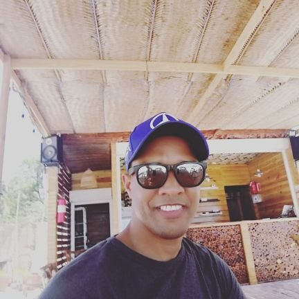 Lic. Mercadeo, Político, Padre y Esposo.
