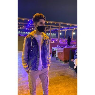 Bohat nuqs nikalta hai wo mujh main,
Usay khuda chahye main insaan hun.
#SC: ahsanshah117
#IG: m.ali_bukharii