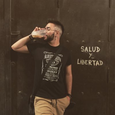 Cortes de la Fra-Málaga, Carnavalero y Juancarlista ✊🏻🖤 Músico y compositor 🎺 ‘Contigo a la espalda como si fuera un fusil con el que disparo mi palabra'
