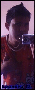 Quem sou eu.  Meninoo que te encantaa :~. Garotoo que te fascina; Homem que te enlouquecee. Experimentaa,Experimentaa, Eu quero ver se tu aguenta (66′