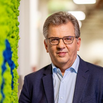 Senior Manager Innovation & Digitalisierung @DZBANK (here my private views), Mentor @TechQuartier Award-winning “Blick Log” - Columnist for @capitalMagazin