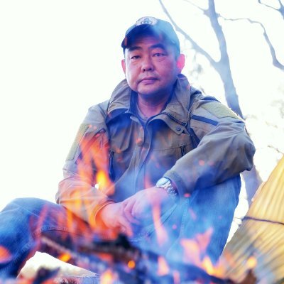 キャンプと焚き火を軸に全国海山川へのツアーと、野営技術を学べる社会人向け野外活動集団”週末冒険会”主宰。初心者向け教室からサバイバル、ブッシュクラフト、ソロキャンプまで活動中です。ボーイスカウト活動では最高章を受賞、皇太子殿下に拝謁。またサバイバルスクールにてインストラクターを務め、ラフティングガイドとしても活動。