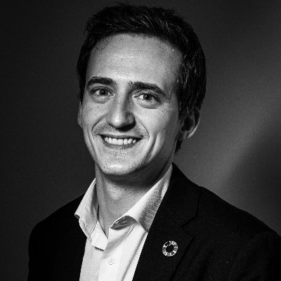 Consultor de asuntos públicos y comunicación política. Ahora trabajando en movilidad y automoción. Más fan de buenas conversaciones que de tuits.