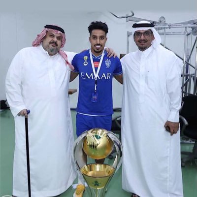 AlZalarnous's profile picture. وإذا سُألت عن الهلالِ فقل لهم هو فرحة الأيامِ للأجيال قلّب بطرفِك فالسماءِ وحُسنِها هل زانت الدُنيا بغيرِ هلال 💙💙