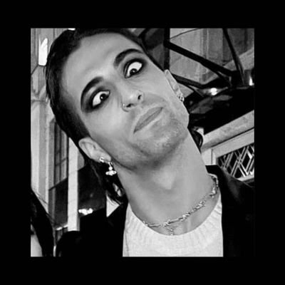 _naomidb_'s profile picture. 📍Belgium | 24yo | if u see me cry i'm probably listening to The loneliest