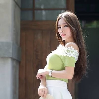 モデルの端くれ 
メンヘラ気味🙋‍♀️

頭の中は宇宙🚀🌏
最近目覚めた🏄‍♀️☀
情報収集＆拡散しまーす🌱😙
雨の日嫌い 頭痛持ち
生きようと思えるようになった
頑張る
みんな喧嘩しないで友達になろー