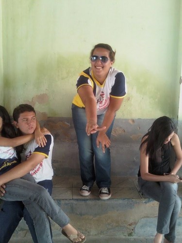 sou uma pessoa muito legal,extrovertida, e acima de tudo MUITO GENTE FINA,odeio pessoas falsa que briga por causa de besteira ..amo rock,e restart..
