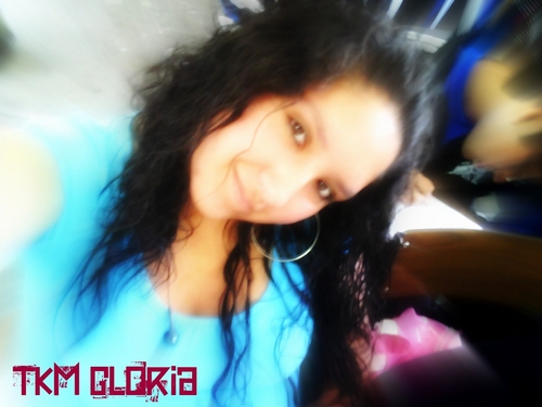 reggaetonera de corazon, amante de la psicologia, bisexual, extremista, buenisima onda, consejera, enamorada de don omar, loca, bipolar, pero muy feliiz  =)