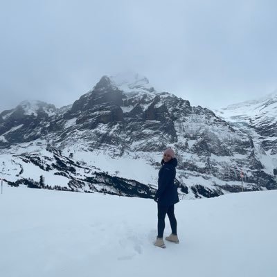 Básicamente, I do Salesforce and traveling. All that in Esfranglish.