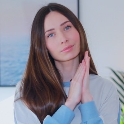 Қыздық пердеге жыныстық қатынас Ұзын аяқтары бар сексуалды қыз секс-машинамен мастурбация жасап, ыңырсып жатыр.